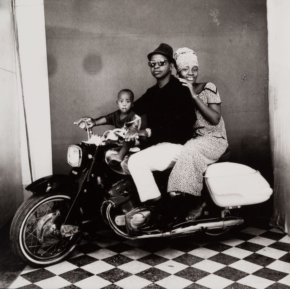 Malick Sidibé, The whole family on a motorcycle, 1962,