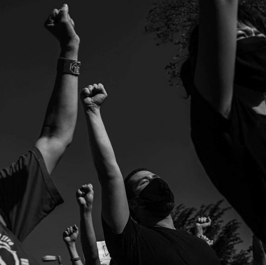 O punho fechado e levantado em todo o Brasil contra o racismo