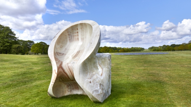 Esculturas de Anish Kapoor no Houghton Hall