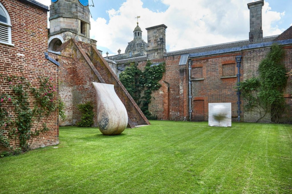 Esculturas de Anish Kapoor no Houghton Hall