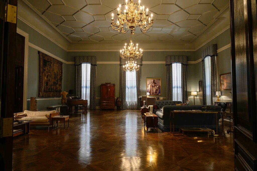 A imponente sala grande do apartamento de Franklin fica na frente do museu que abriga a Frick Collection