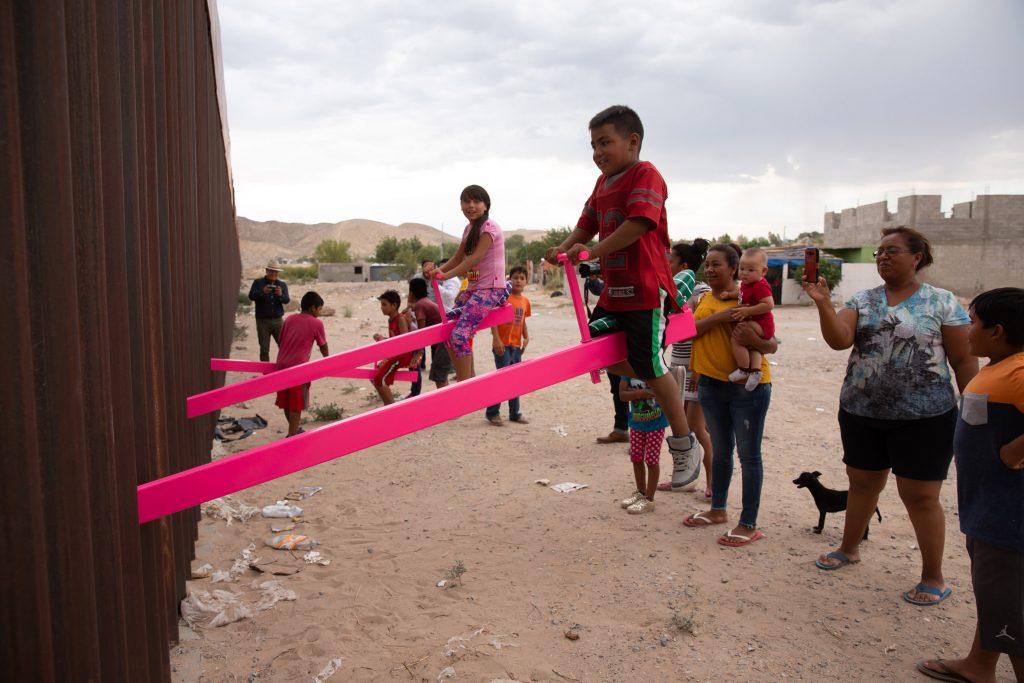 Instalação do instalação do estúdio de arquitetura Rael San Fratello no muro que divide os EUA e o México