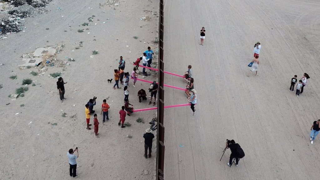 Instalação do instalação do estúdio de arquitetura Rael San Fratello no muro que divide os EUA e o México