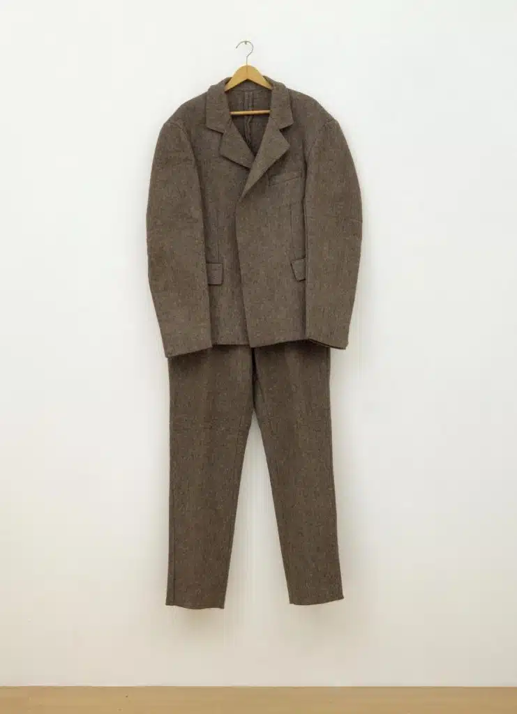 Felt suit, 1970, de Joseph Beuys