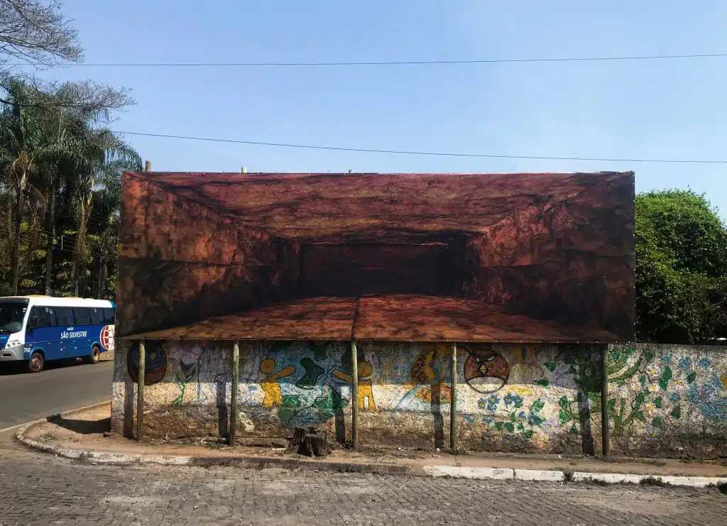 Arco-íris cor de sangue, da série PROPAGANDA, de Lucia Koch, instalado em Brumadinho