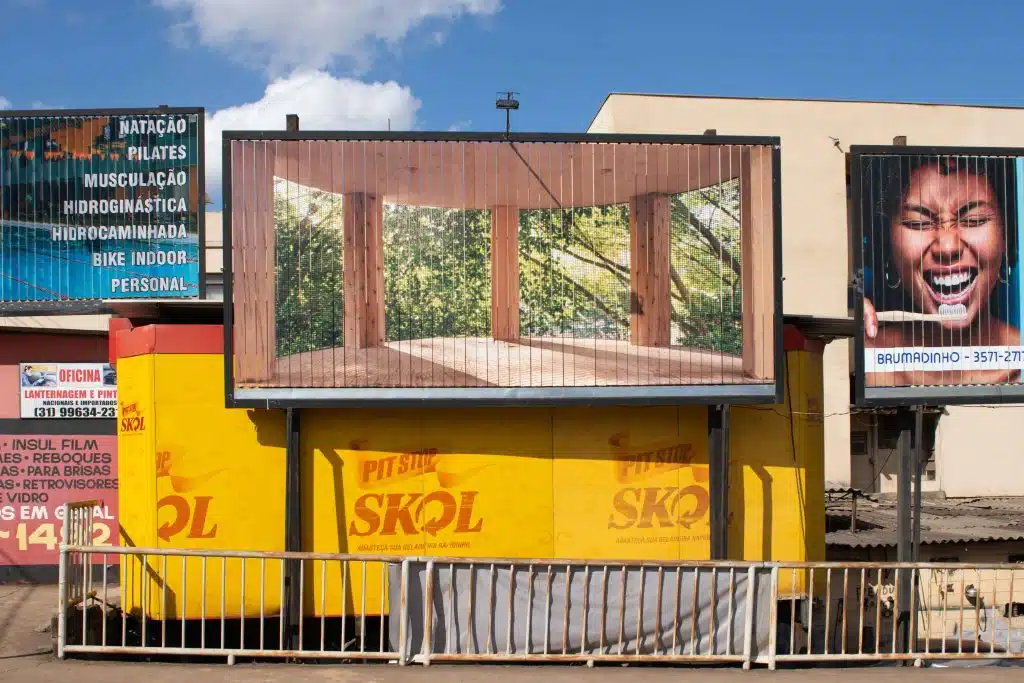 Instalação PROPAGANDA em Inhotim, de Lucia Koch, instalada em Brumadinho