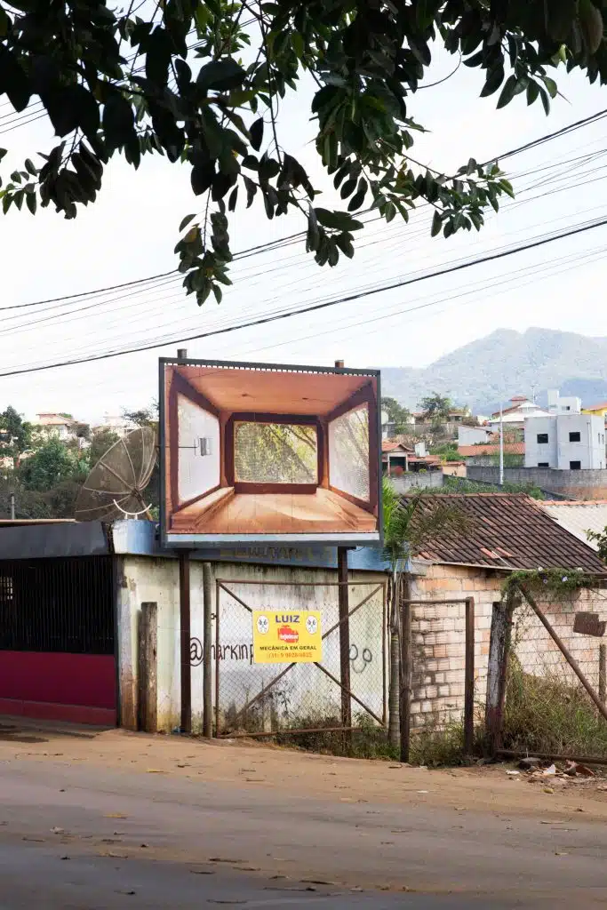 Instalação PROPAGANDA em Inhotim, de Lucia Koch, instalada em Brumadinho