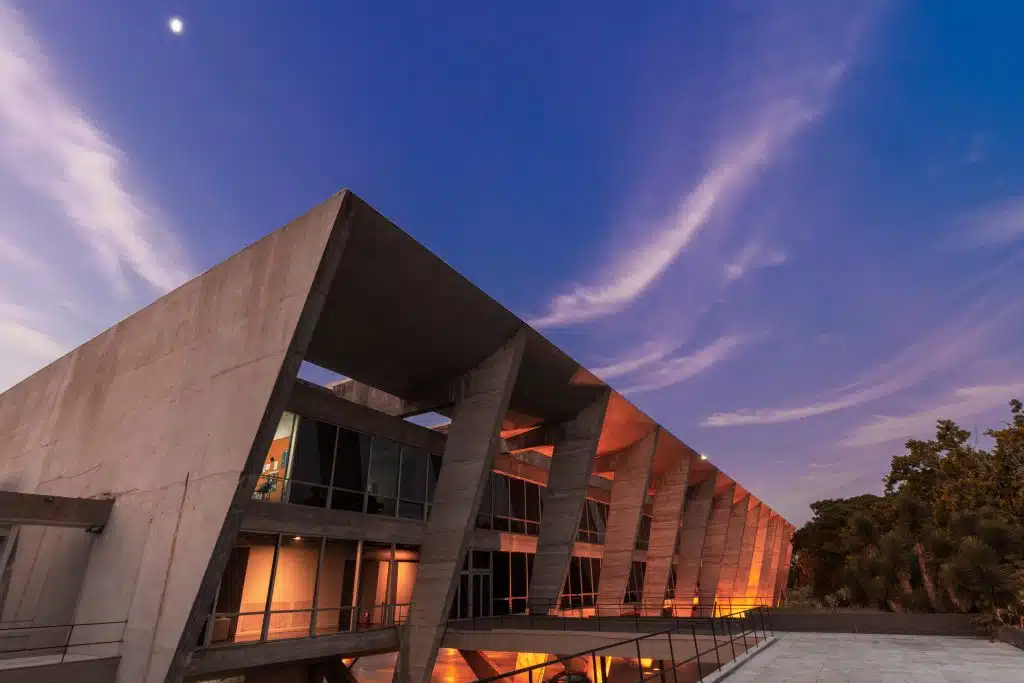 [Arquitetura] Fachada Vista Noturna da Laje do Bloco Escola (1)