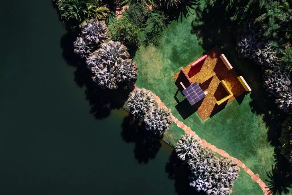 Hélio Oiticica, Invenção da cor, Penetrável Magic Square #5, De Luxe, 1977, [detalhe], pintura sobre paredes de alvenaria, cobertura de metal e vidro, alambrado, seixo rolado, 15x15x4,5 m. Foto: Brendon Campos