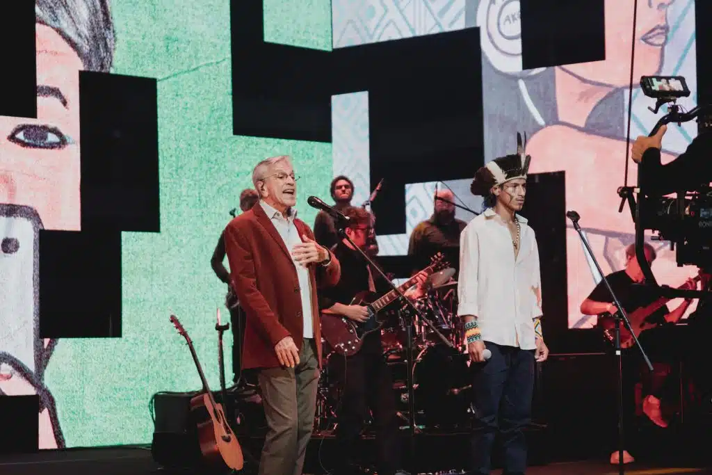 Caetano Veloso e Owerá em cena do especial 2022, da HBO Max