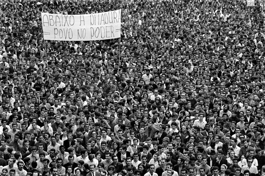 Evandro Teixeira, na exposição Terra em tempos