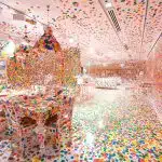 Instalação Obliteration Room, de Yayoi Kusama.