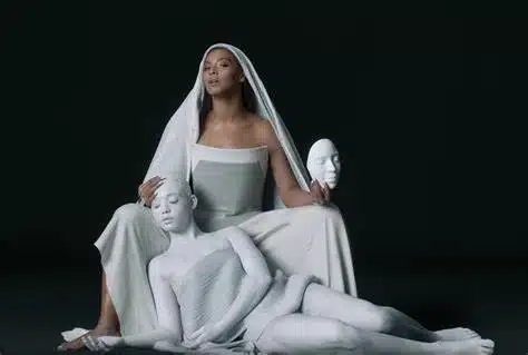 Em 2014 ela lança Mine com muitas referências incluindo Pietà, de Michelangelo, e Os amantes, de Magritte.