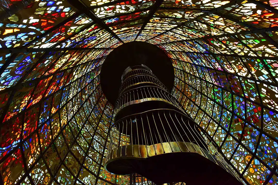 Torre de vitrais de Gabriel Loire no museu de Hanoke. 