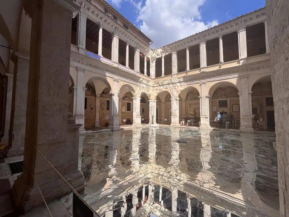 Pátio do prédio renascentista Chiostro del Bramante preenchido pela instalação Vetri Specchianti, de Alfredo Pirri.