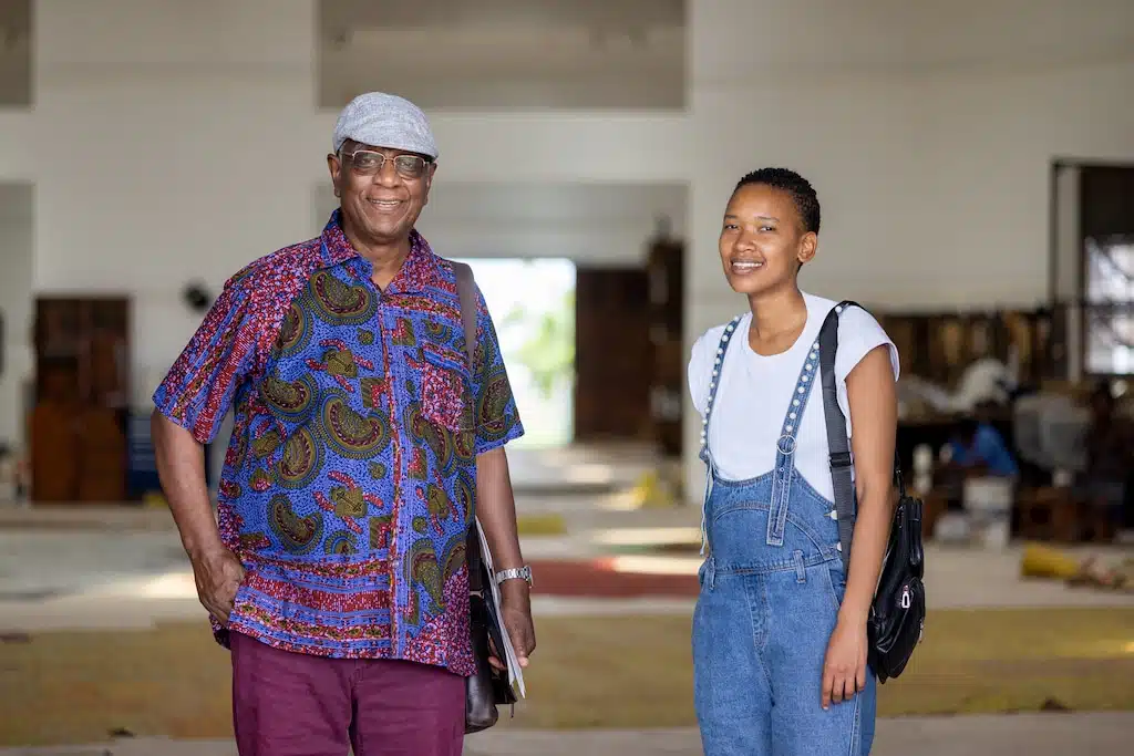 El Anatsui e Bronwyn Katz, uma das duplas de mentor e aprendiz do próximo biênio do programa Mentor & Protégé da Rolex.